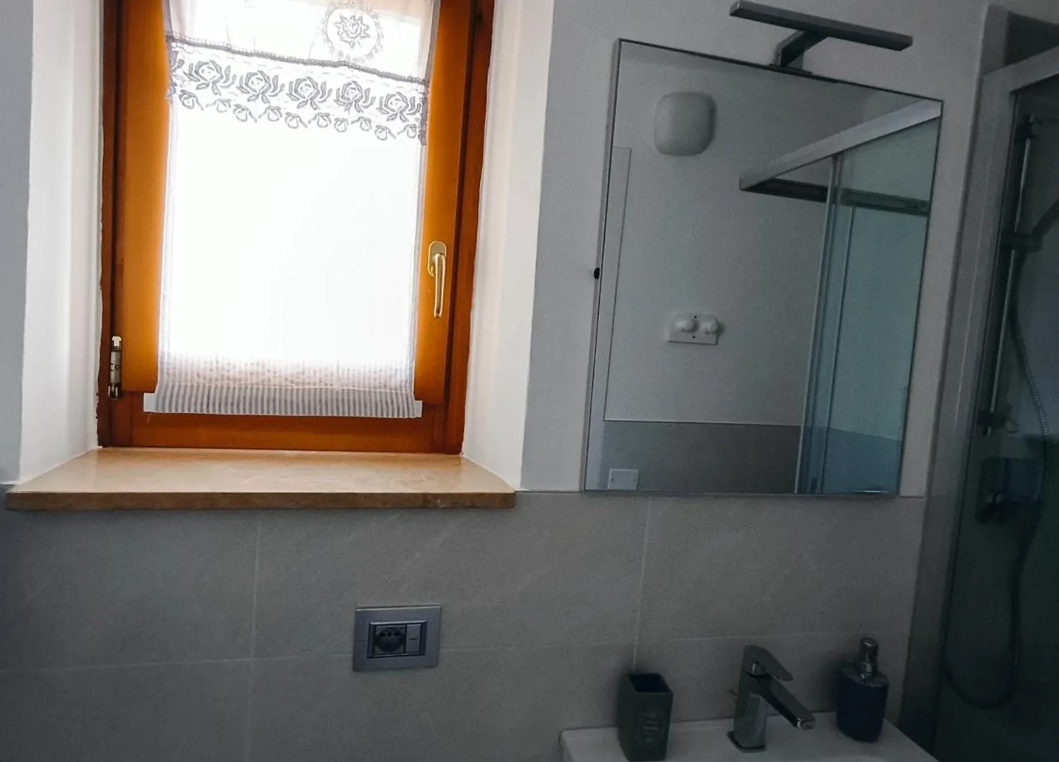 Casa Lisetta, 3-Room Apartment With Lake View Torri Del Benaco Italy